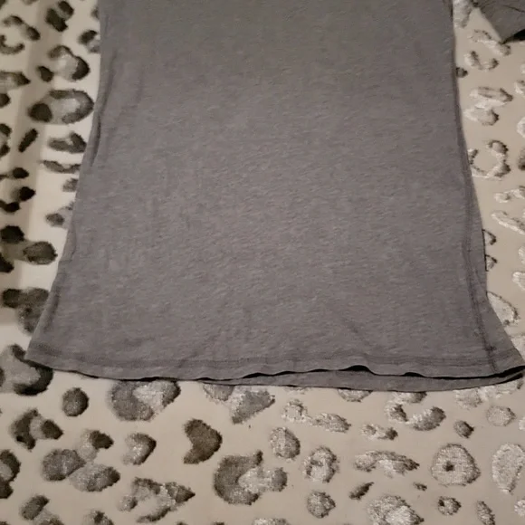 ☀️ Hollister gray top. Size medium - Picture 6 of 6